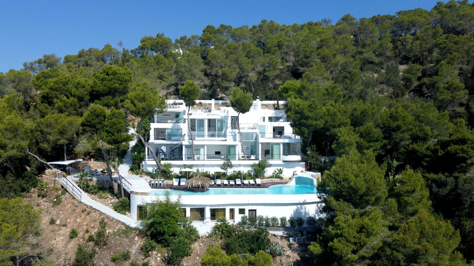 Villa Roca à Ibiza — villa blanche moderne à flanc de colline avec piscine à débordement