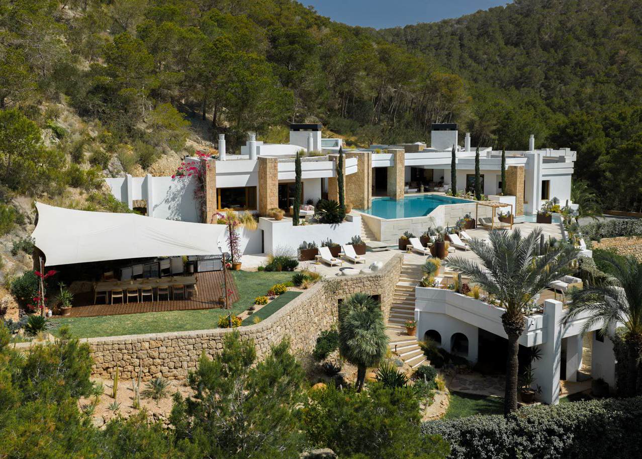 Can Sakhara à Ibiza — villa contemporaine en pierre avec piscine et vue mer