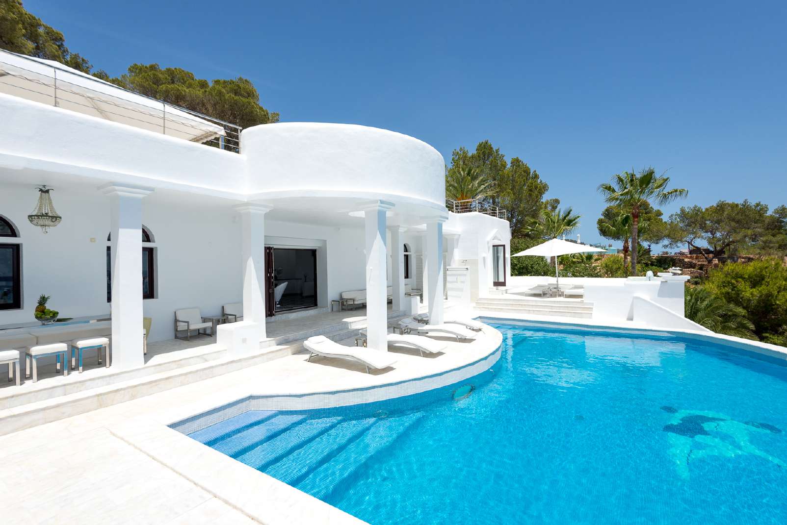Villa Rica à Ibiza — terrasse blanche circulaire et piscine face à la mer