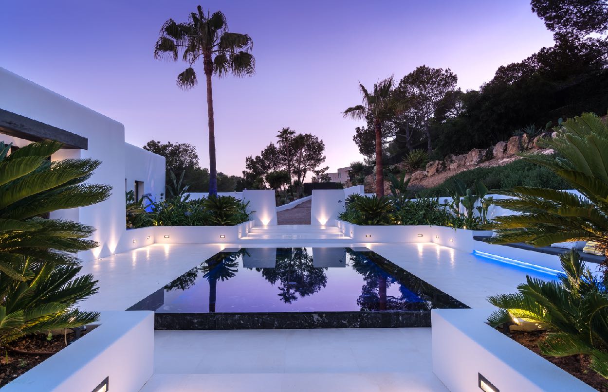Villa Can Nemo à Cap Martinet, Ibiza — piscine et façade au crépuscule