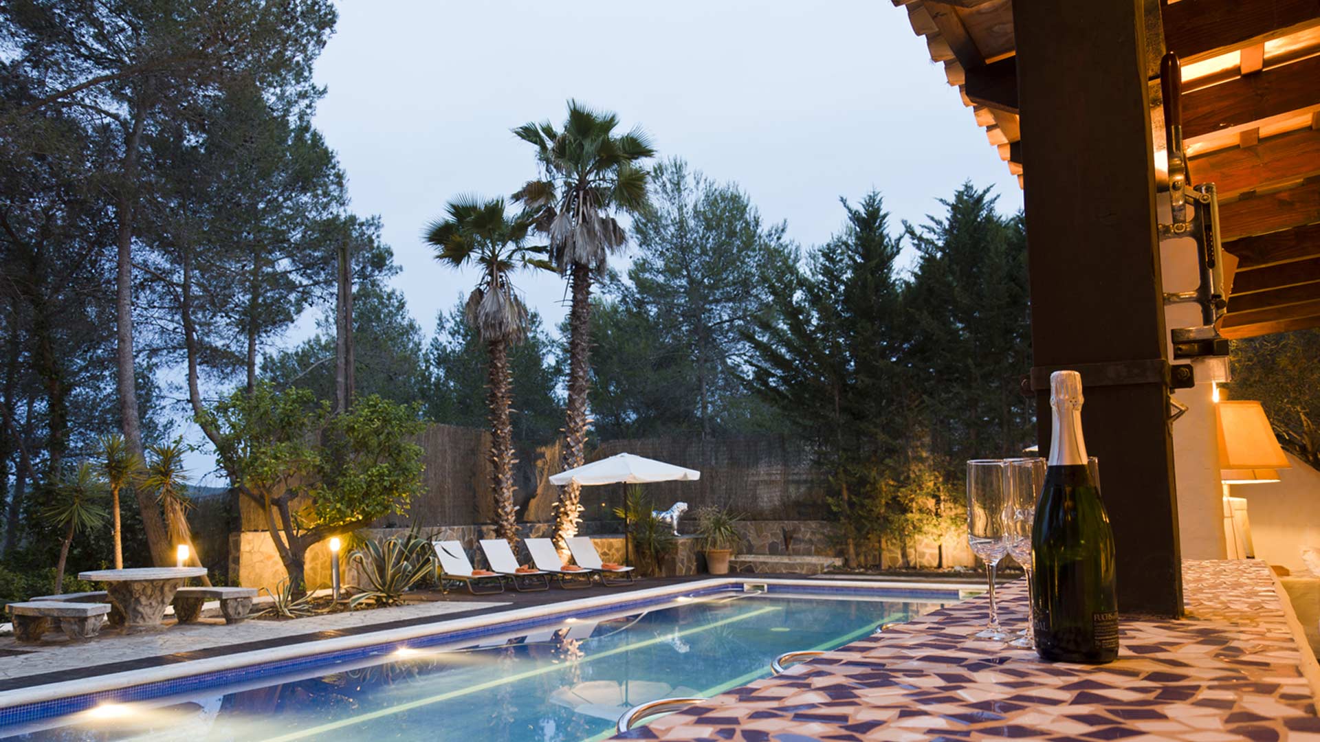 Villa Palmera à Sitges — piscine et vue mer sur la Costa Brava