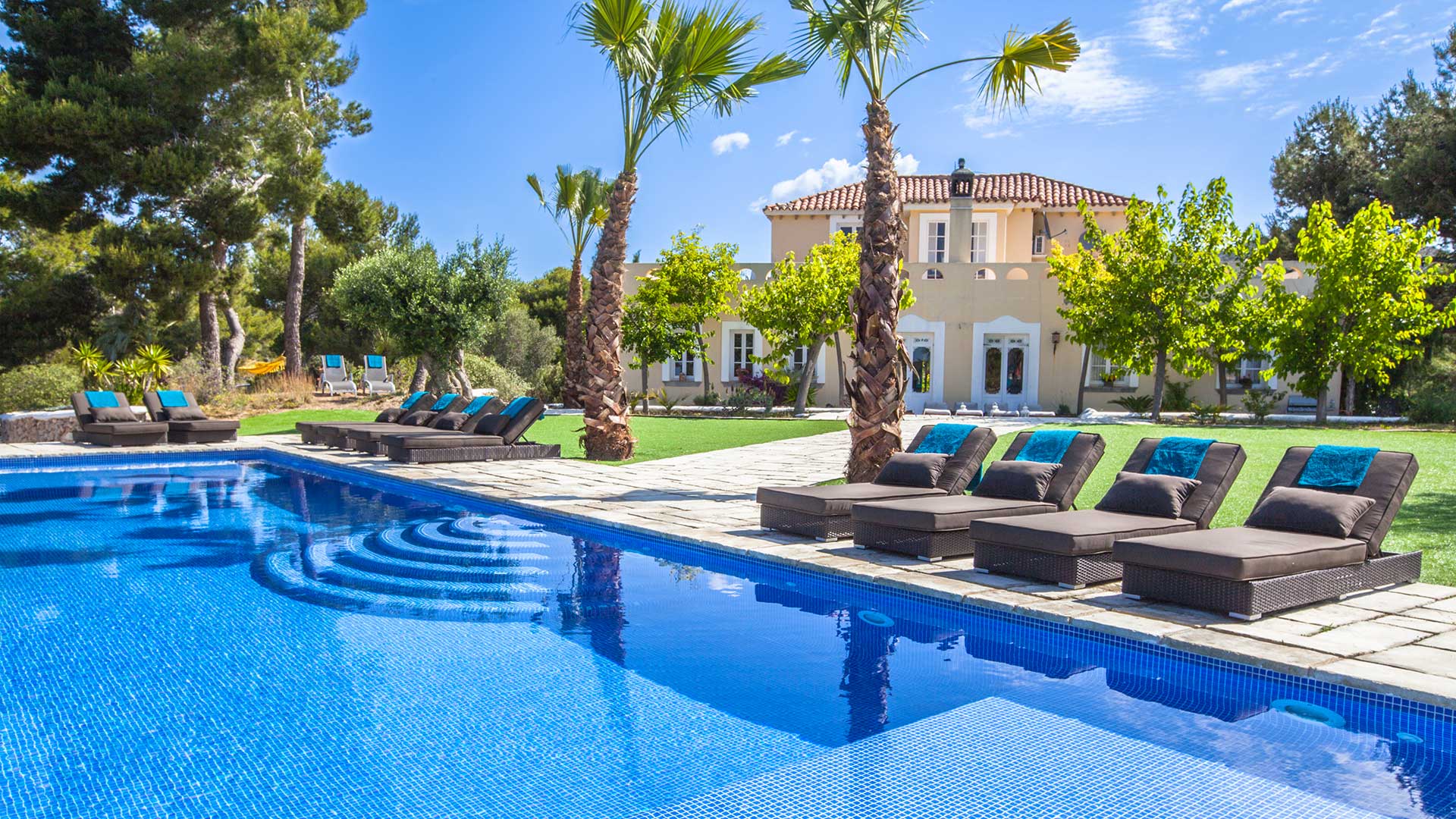 Villa del Garrofo — vue extérieure et jardin sur la Costa Brava